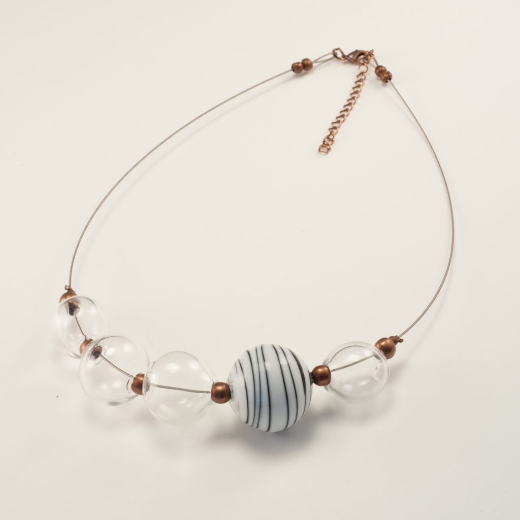 Bijoux en verre soufflé paris collier avec des perles de verre soufflées au chalumeau artisanat sur-mesure