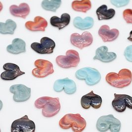 Des boucles d'oreilles puces colorées en verre en forme de coeur ! Bijoux en verre fabriqué à Paris, bijoux de créateur, atelier boutique de créateurs paris 14