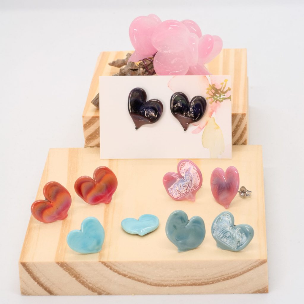 Des boucles d'oreilles puces colorées en verre en forme de coeur ! Bijoux en verre fabriqué à Paris, bijoux de créateur, atelier boutique de créateurs paris 14