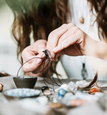 Diatomée réalise vos commandes de bijoux en verre sur mesure et personnalisés dans son atelier boutique à Paris 14