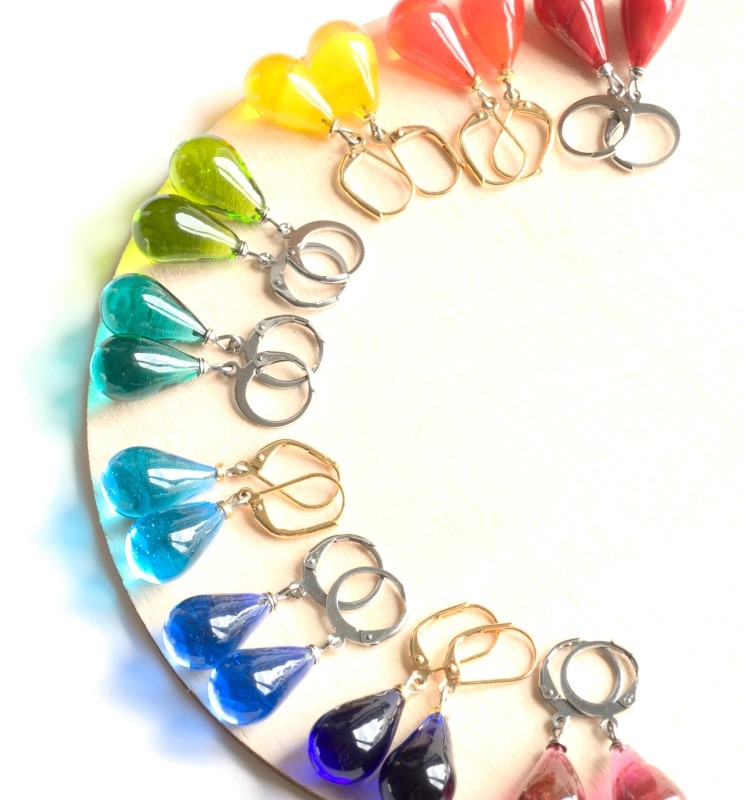 Des boucles d'oreilles goutte en verre de Murano multicolores créées par Nathalie la créatrice de la marque de bijoux Diatomée à Paris 14