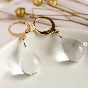 Des boucles d'oreilles en verre de Murano transparentes incolores faites à la main par la créatrice Diatomée dans son atelier boutique à Paris 14