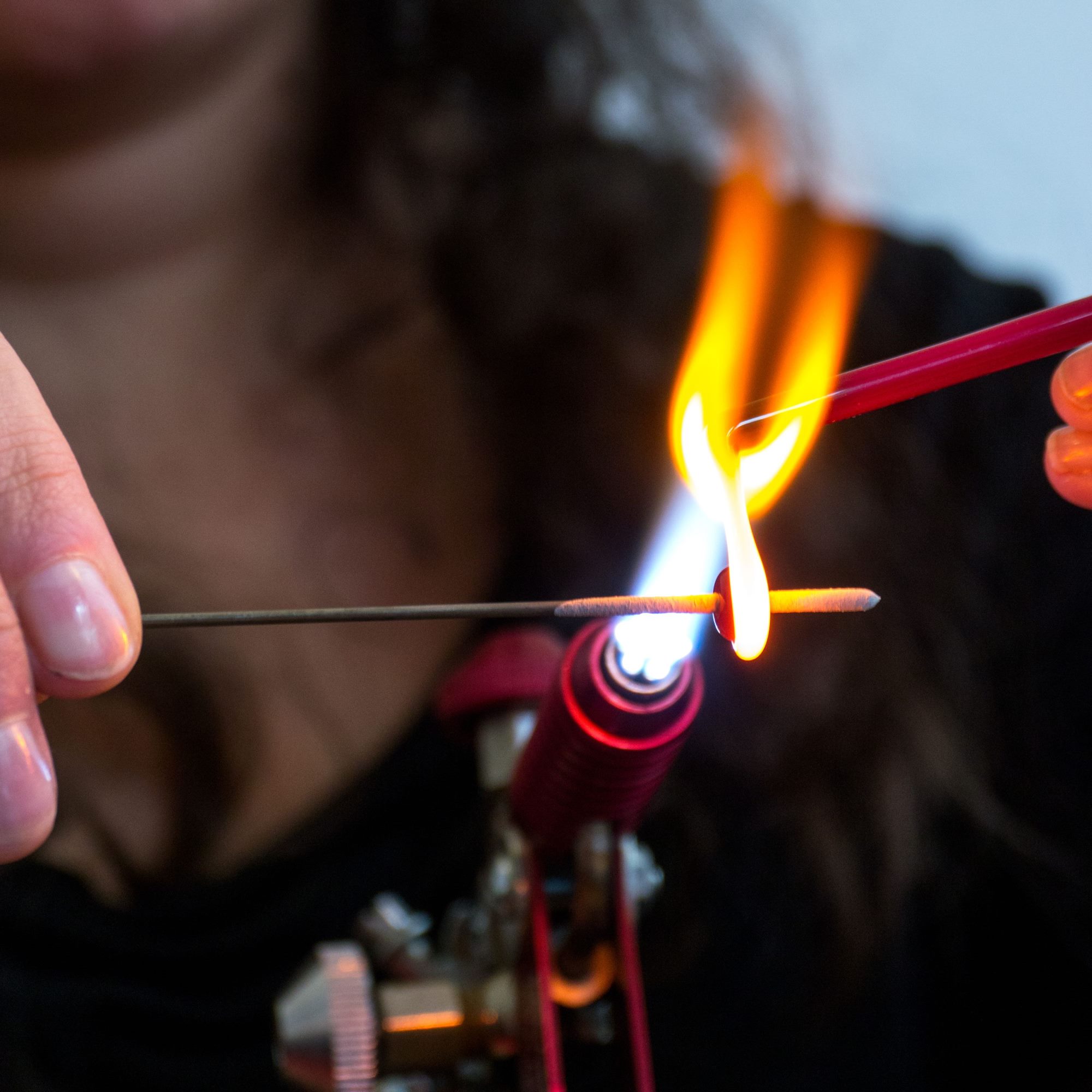 L'art de la perle de verre : Diatomée travaille le verre à chaud afin de créer ses bijoux