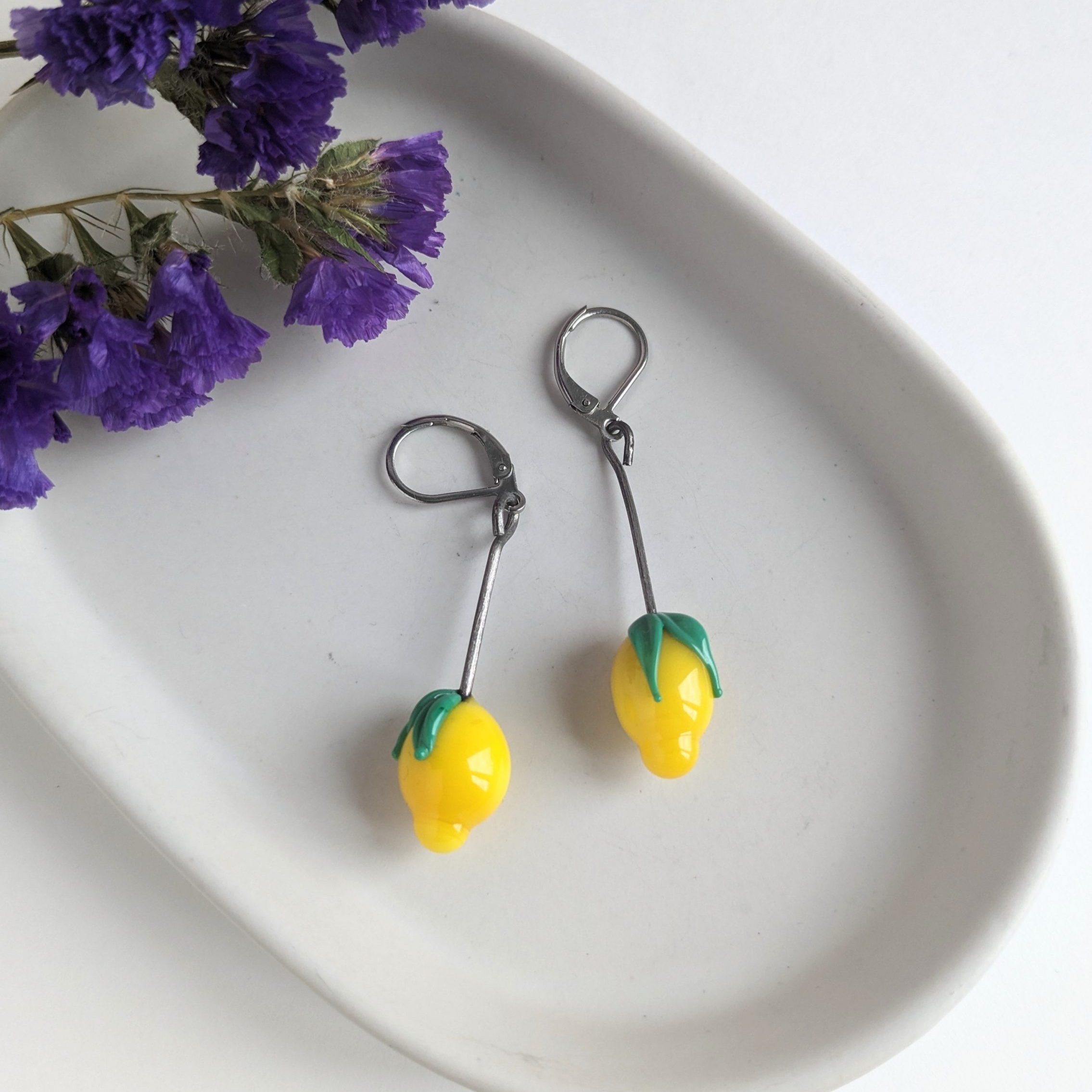 cours et stage de verre au chalumeau à Paris 14, fabrication de boucles d'oreilles citron en verre