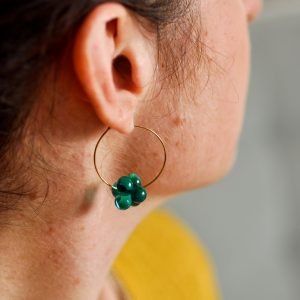 Des boucles d'oreilles créoles en verre de Murano faites à la main par la créatrice Diatomée dans son atelier boutique à Paris 14