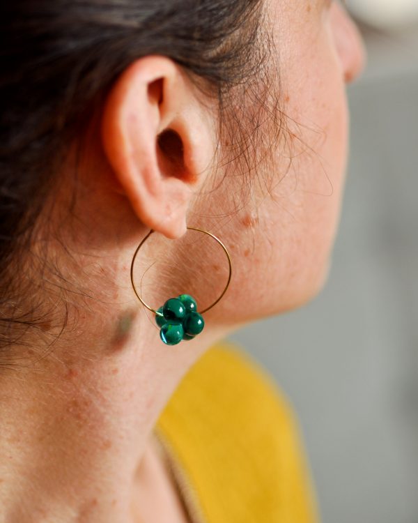 Des boucles d'oreilles créoles en verre de Murano faites à la main par la créatrice Diatomée dans son atelier boutique à Paris 14