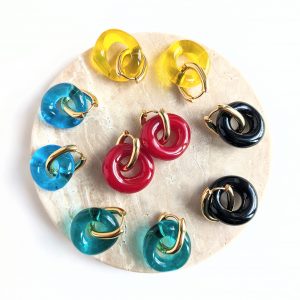 Les boucles créoles huggie en verre de Murano