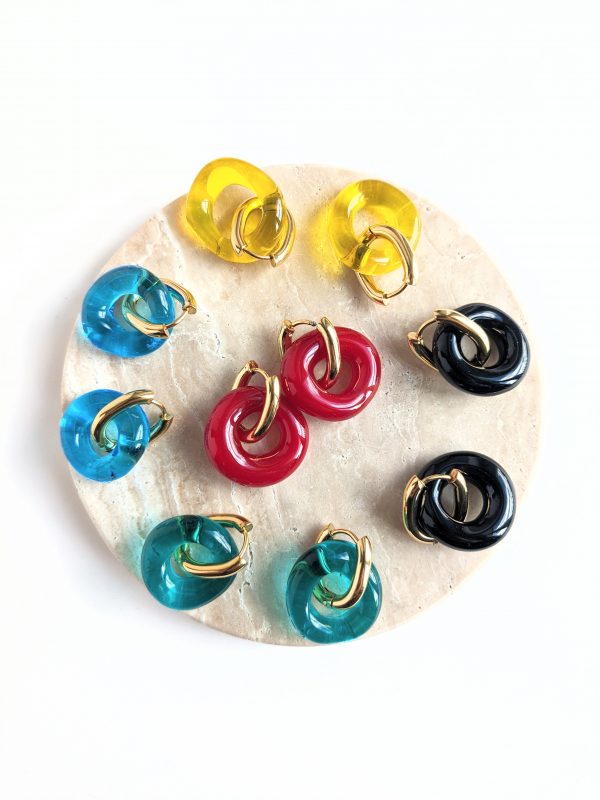 Les boucles créoles huggie en verre de Murano