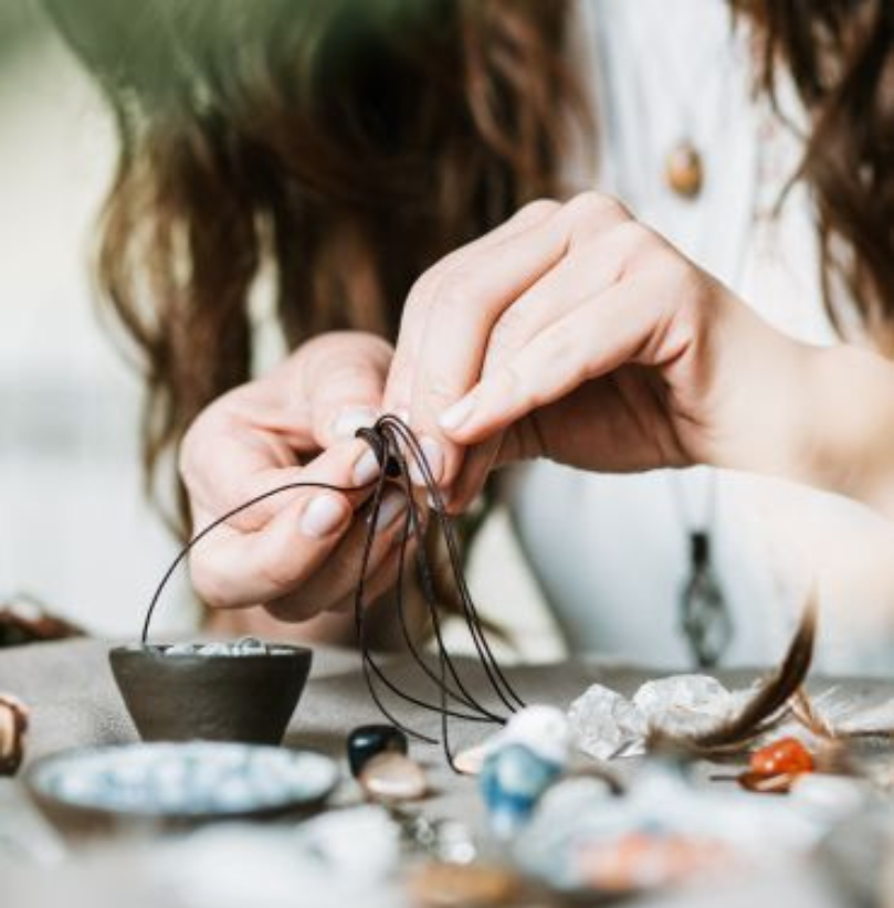 Diatomée réalise vos commandes de bijoux en verre sur mesure et personnalisés dans son atelier boutique à Paris 14