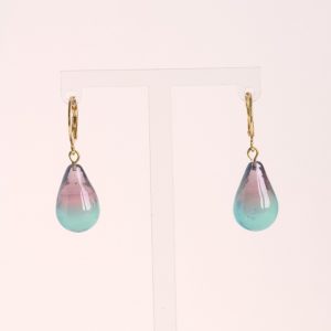 Des boucles d'oreilles en verre de Murano bicolores prune et menthe glacée faites à la main par la créatrice Diatomée dans son atelier boutique à Paris 14