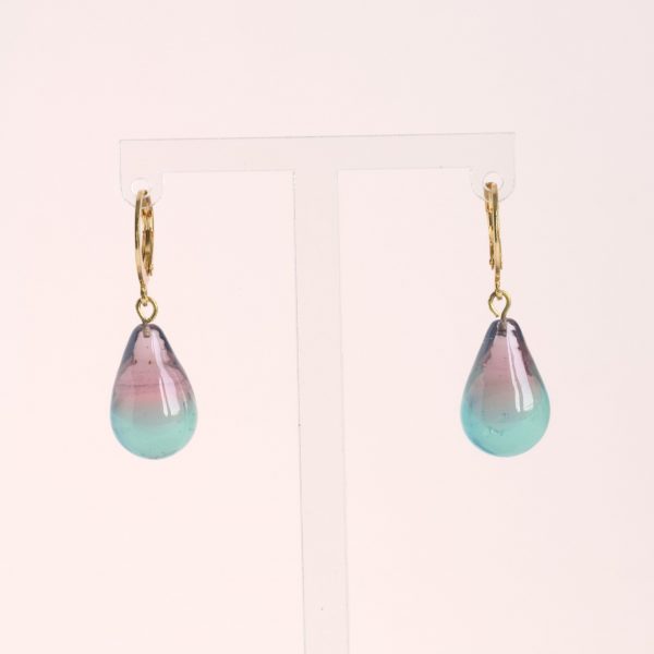 Des boucles d'oreilles en verre de Murano bicolores prune et menthe glacée faites à la main par la créatrice Diatomée dans son atelier boutique à Paris 14