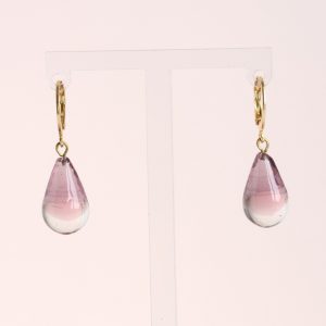 Des boucles d'oreilles en verre de Murano bicolores prunes faites à la main par la créatrice Diatomée dans son atelier boutique à Paris 14
