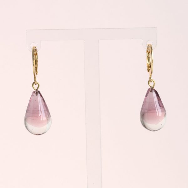 Des boucles d'oreilles en verre de Murano bicolores prunes faites à la main par la créatrice Diatomée dans son atelier boutique à Paris 14