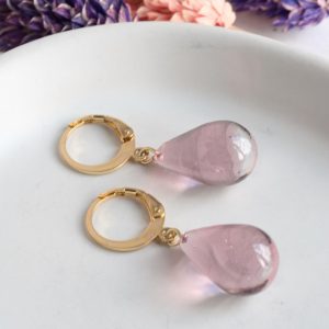 Des boucles d'oreilles en verre de Murano bicolores prunes faites à la main par la créatrice Diatomée dans son atelier boutique à Paris 14