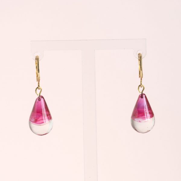 Des boucles d'oreilles en verre de Murano bicolores faites à la main par la créatrice Diatomée dans son atelier boutique à Paris 14