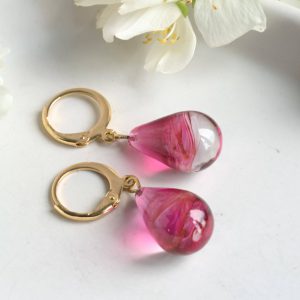 Des boucles d'oreilles en verre de Murano bicolores faites à la main par la créatrice Diatomée dans son atelier boutique à Paris 14