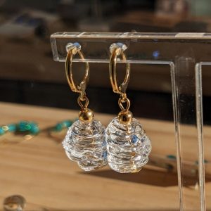 Boucles d'oreilles cocon en verre de Murano fabriquées à Paris dans l'atelier boutique parisien de Diatomée bijoux