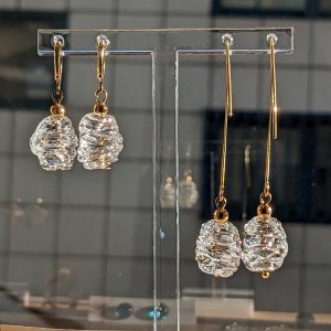 Duo de Boucles d'oreilles cocon en verre de Murano fabriquées à Paris dans l'atelier boutique parisien de Diatomée bijoux