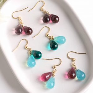 Boucles d'oreilles double gouttes en verre. Bijoux en verre fabriqués par une artisane verrier à Paris 14