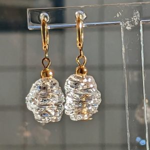 Zoom sur les Boucles d'oreilles cocon en verre de Murano fabriquées à Paris dans l'atelier boutique parisien de Diatomée bijoux